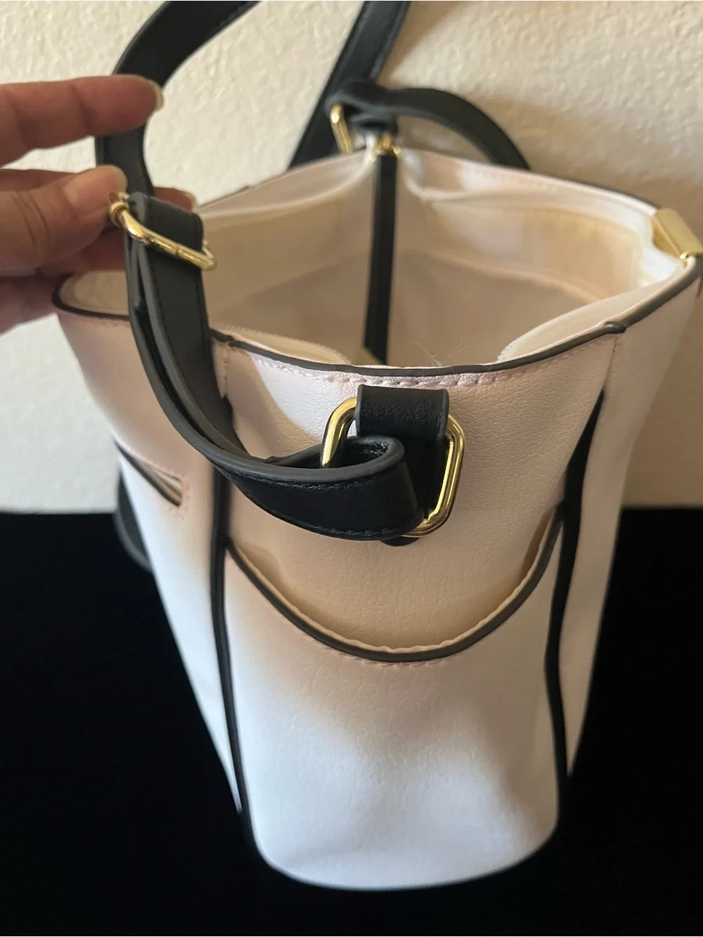Liz Claiborne crossbody white handbag great condion